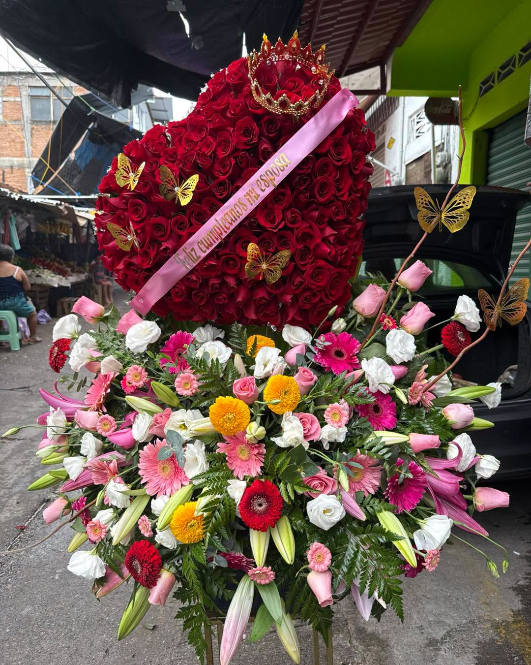 Combo Especial de Cumpleaños con rosas frescas, chocolates gourmet y dedicatoria