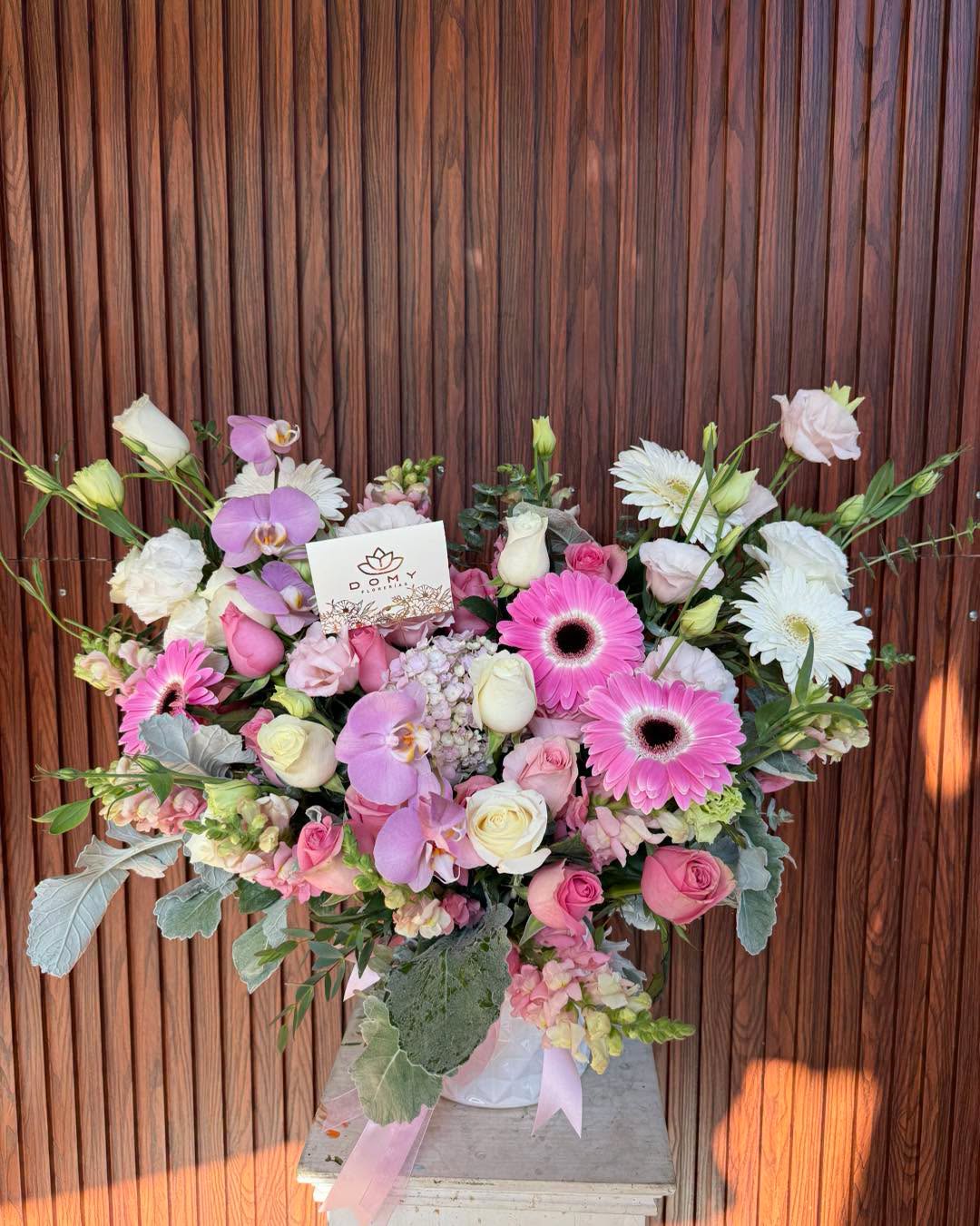 Ramo floral multicolor con girasoles, rosas y peonías frescas de Florería DOMY