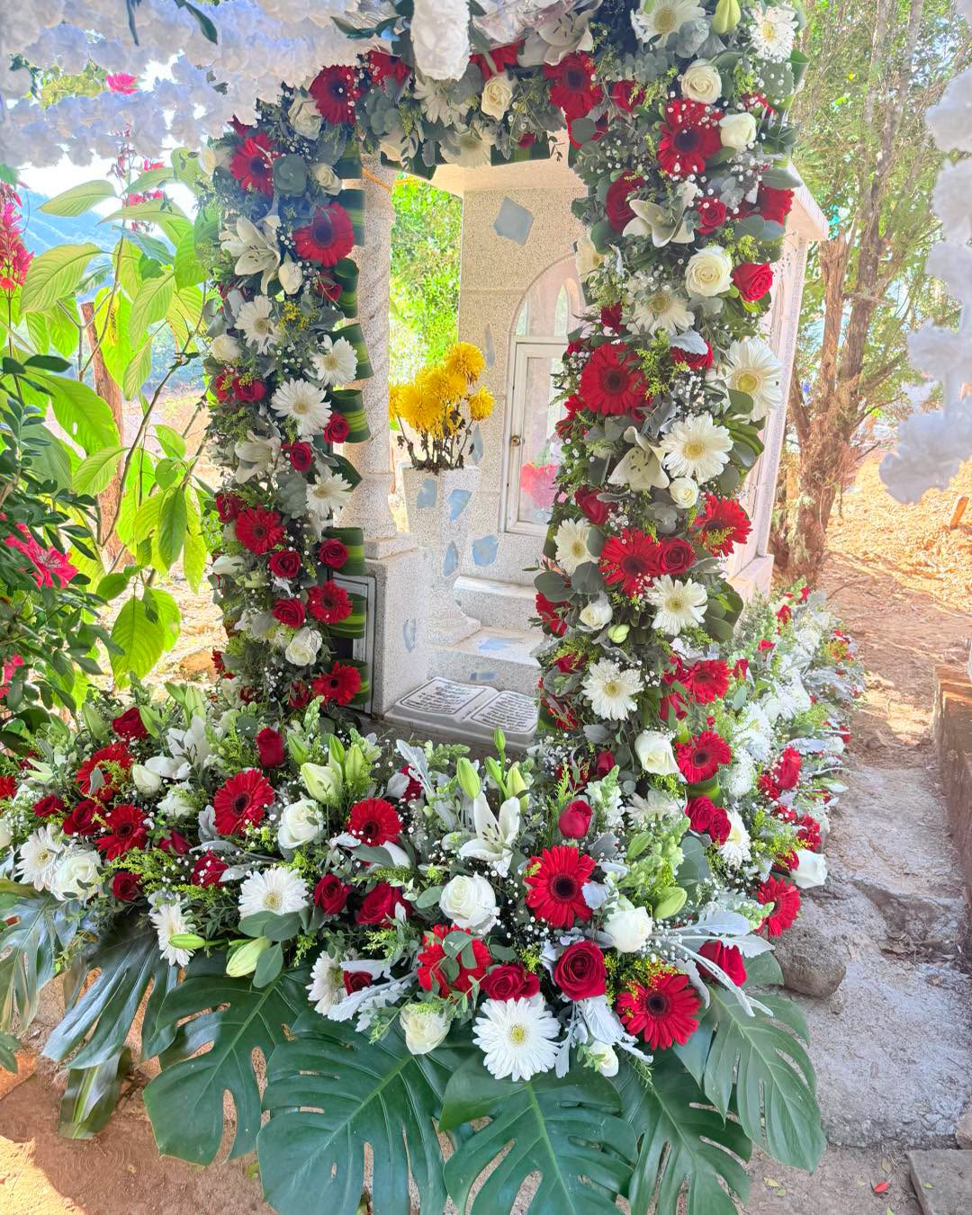 Arreglo fúnebre con cinta de condolencias personalizada de Florería DOMY