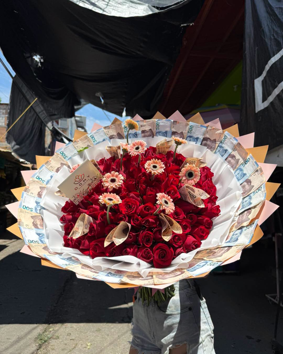 Ramo de 30 Rosas con Follajes Finos