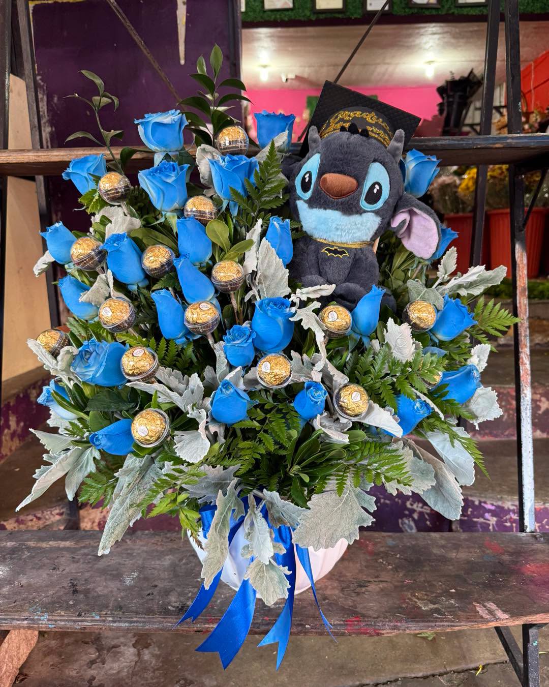 Ramo de 30 Rosas, Follaje y 16 Chocolates